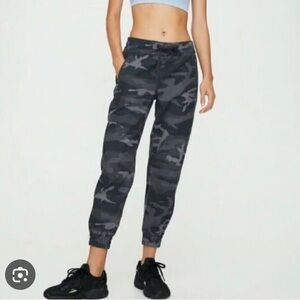 Aritzia TNA Alix Ankle Joggers, Grey Camo, size XXS